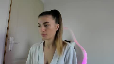 Snapshot of adventurina chatting on 11.11.25 adventurina online show from 11.11.25