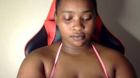 Snapshot of african001 chatting on 10.14.25 stella online show from 10.14.25