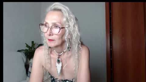 Snapshot of agatha_moore_ chatting on 09.10.25 Agatha online show from 09.10.25