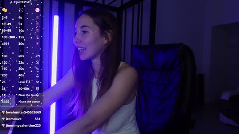 Snapshot of agelina_summer chatting on 01.01.25 Agelina Lilly Laura online show from 01.01.25