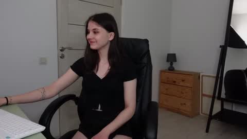 Snapshot of agelina_summer chatting on 01.05.25 Agelina Lilly Laura online show from 01.05.25