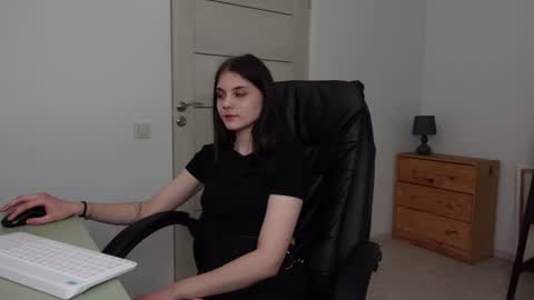 Snapshot of agelina_summer chatting on 01.06.25 Agelina Lilly Laura online show from 01.06.25