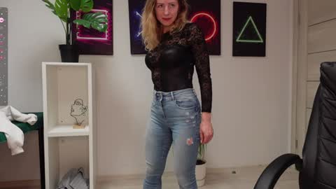 Snapshot of agelina_summer chatting on 02.26.25 Agelina Lilly Laura online show from 02.26.25
