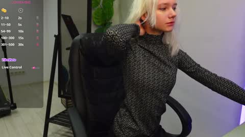 Snapshot of agelina_summer chatting on 01.17.26 Agelina Lilly Laura online show from 01.17.26