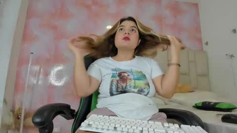 Snapshot of aida_rose chatting on 10.07.25 karoline online show from 10.07.25