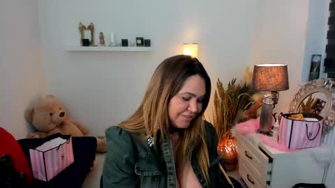 Snapshot of aileen_stone chatting on 02.18.25 Aileen online show from 02.18.25