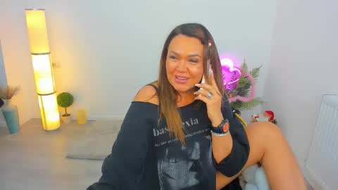 Snapshot of aileen_stone chatting on 11.30.25 Aileen online show from 11.30.25