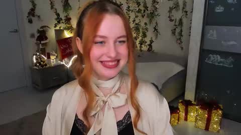 Snapshot of airysilhouette chatting on 12.17.25 Louise online show from 12.17.25