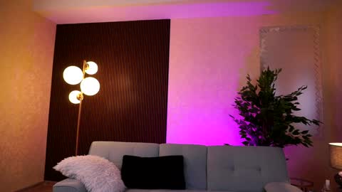 Snapshot of aishaaya chatting on 12.15.24 Lora online show from 12.15.24
