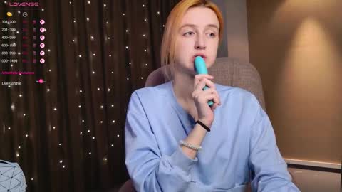 Snapshot of aishiro chatting on 12.17.25 aishiro online show from 12.17.25