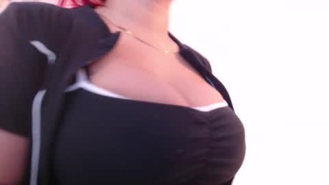 Snapshot of aixa_shaw chatting on 11.11.25 AIXA online show from 11.11.25