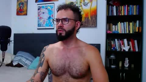 Snapshot of akiles_r chatting on 11.17.25 akiles online show from 11.17.25