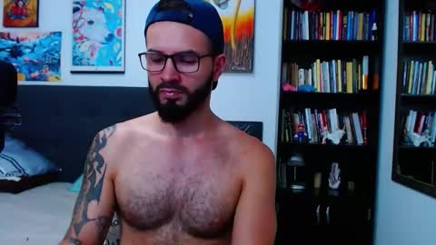 Snapshot of akiles_r chatting on 11.26.25 akiles online show from 11.26.25