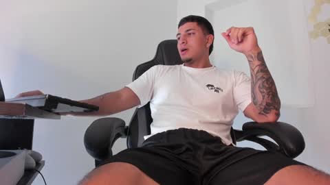 Snapshot of alan_muscle chatting on 01.18.25 Alan online show from 01.18.25