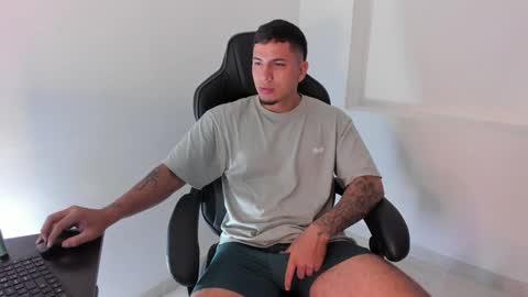 Snapshot of alan_muscle chatting on 01.22.25 Alan online show from 01.22.25