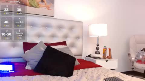 Snapshot of alanagh_ chatting on 11.17.25 alana online show from 11.17.25