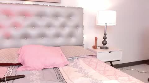 Snapshot of alanagh_ chatting on 11.30.25 alana online show from 11.30.25