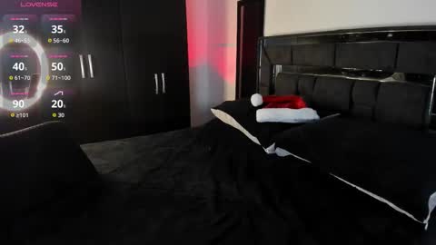 Snapshot of alanblack1 chatting on 12.23.25 alanblack1 online show from 12.23.25