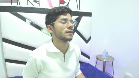 Snapshot of alanvilla_lobo chatting on 10.21.25 alanvilla_lobo online show from 10.21.25