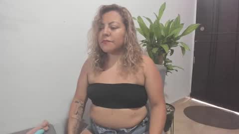 Snapshot of aleja_lollipop chatting on 09.15.25 Aleja online show from 09.15.25