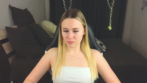 Snapshot of alena_hot_sex chatting on 01.23.25 Alena online show from 01.23.25