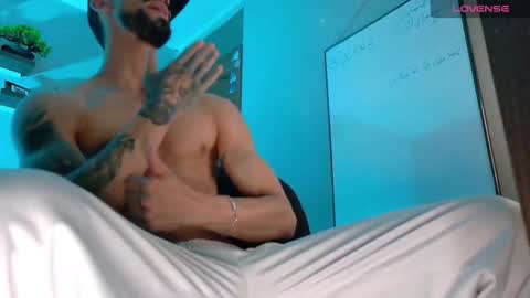 Snapshot of alessandro_dibellucci chatting on 11.04.25 Kciqu3 Independent model online show from 11.04.25