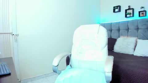 Snapshot of alex_cute77 chatting on 02.01.25 alex online show from 02.01.25