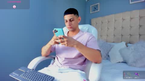 Snapshot of alex_cute77 chatting on 09.10.25 alex online show from 09.10.25