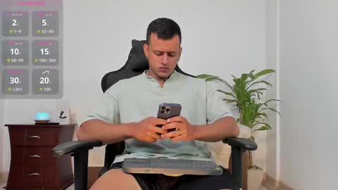 Snapshot of alex_tower chatting on 10.11.25 Alex Towers online show from 10.11.25