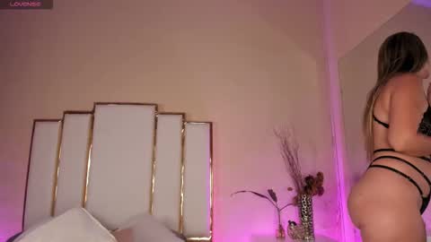 Snapshot of alexandraa_gomez chatting on 11.25.25 alexandraa_gomez online show from 11.25.25