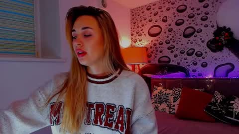 Snapshot of alexawilds chatting on 12.21.25 AlexaWilds online show from 12.21.25