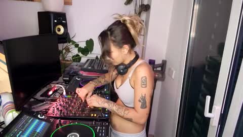 Snapshot of algreenandtinaturner chatting on 10.14.25 algreenandtinaturner online show from 10.14.25