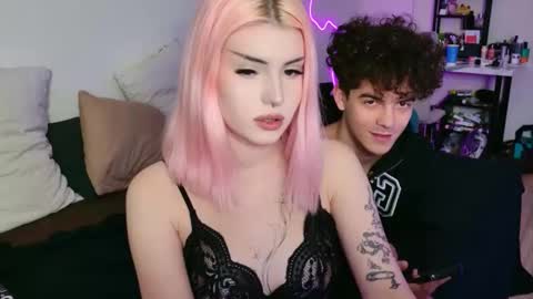 Snapshot of alice118james chatting on 09.13.25 alice and james online show from 09.13.25