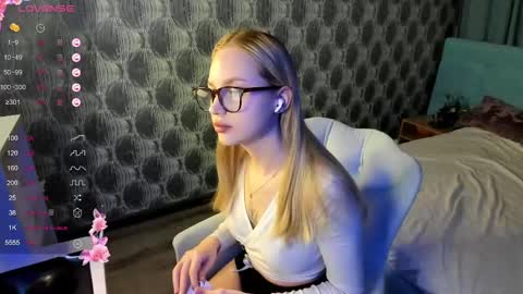 Snapshot of alice_elf chatting on 12.27.24 Alice online show from 12.27.24