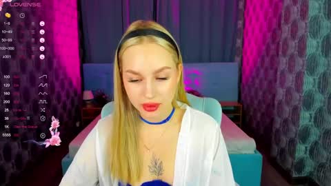 Snapshot of alice_elf chatting on 01.12.25 Alice online show from 01.12.25