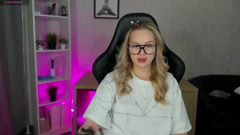 Snapshot of alice_elf chatting on 01.31.25 Alice online show from 01.31.25