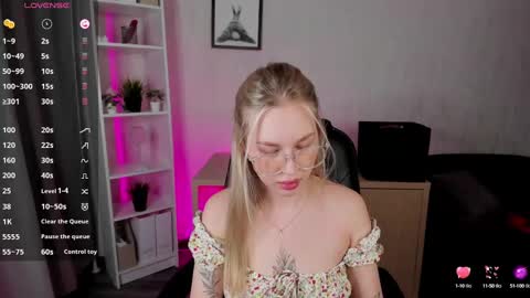 Snapshot of alice_elf chatting on 02.06.25 Alice online show from 02.06.25