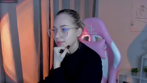 Snapshot of alice_elf chatting on 03.11.25 Alice online show from 03.11.25