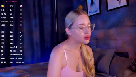 Snapshot of alice_elf chatting on 09.18.25 Alice online show from 09.18.25