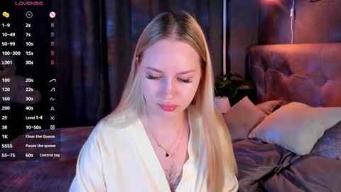 Snapshot of alice_elf chatting on 09.26.25 Alice online show from 09.26.25