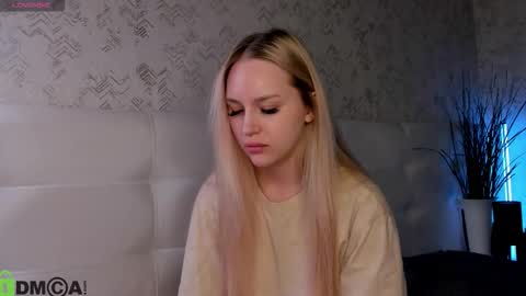 Snapshot of alice_elf chatting on 10.12.25 Alice online show from 10.12.25