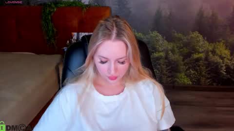 Snapshot of alice_elf chatting on 10.14.25 Alice online show from 10.14.25