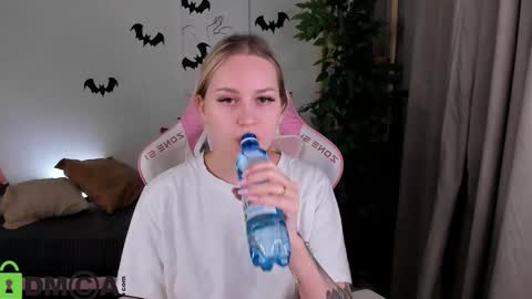 Snapshot of alice_elf chatting on 10.31.25 Alice online show from 10.31.25