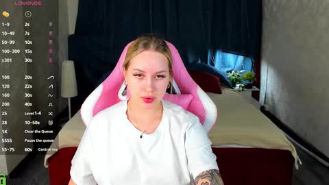 Snapshot of alice_elf chatting on 11.05.25 Alice online show from 11.05.25