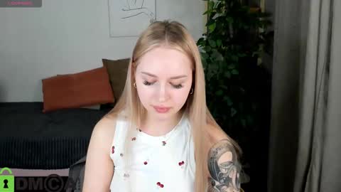 Snapshot of alice_elf chatting on 11.16.25 Alice online show from 11.16.25