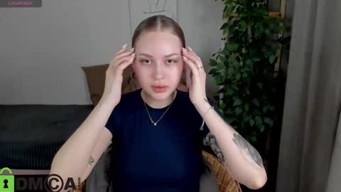 Snapshot of alice_elf chatting on 11.19.25 Alice online show from 11.19.25