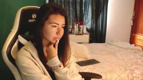 Snapshot of alice_middle01 chatting on 12.19.25 Alice online show from 12.19.25