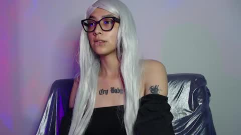 Snapshot of alice_phantom chatting on 12.21.25 online show from 12.21.25