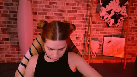 Snapshot of aliceinredsquare_ chatting on 07.27.26 Alice online show from 07.27.26