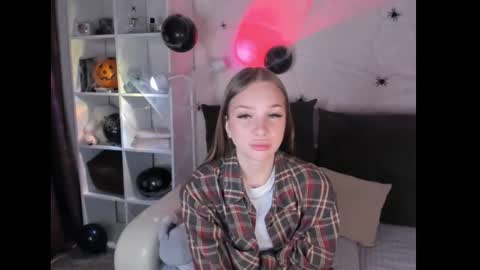 Snapshot of alicelababy_ chatting on 10.27.25 Alice online show from 10.27.25